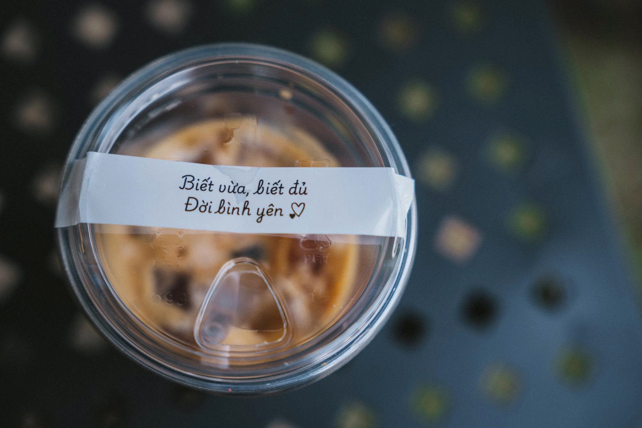 Khong gian ban ghe moc mac va yen tinh